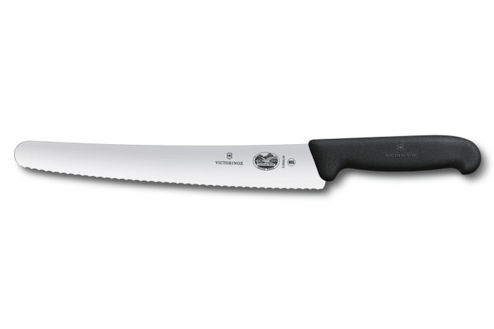 Victorinox Fibrox bread knife 26 cm with serrated edge and black handle, front view.