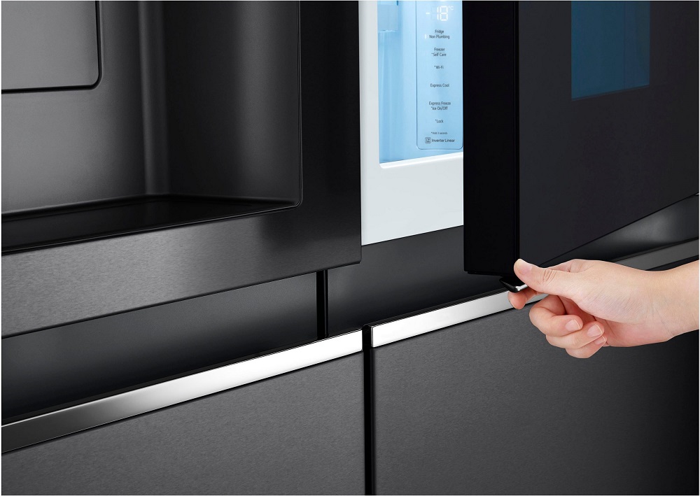 LG GSXV91MCAE side-by-side refrigerator with easy opening thanks to the Door-in-Door feature