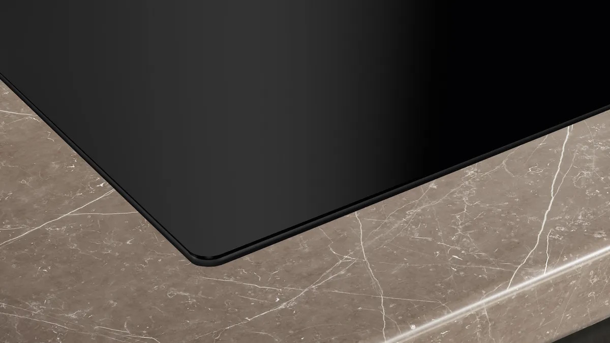 The cooktop with activated FlexInduction zone for large cookware