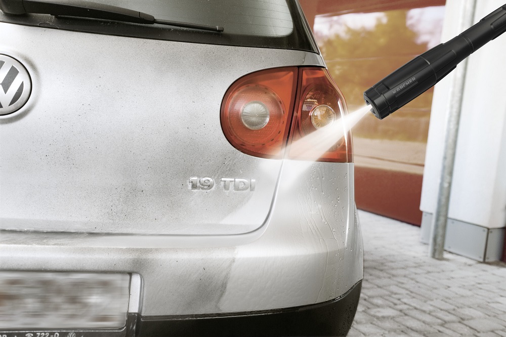Close-up of a car's rear, being cleaned of dirt using the Vario Power Jet spray lance of the Kärcher K7 pressure washer.