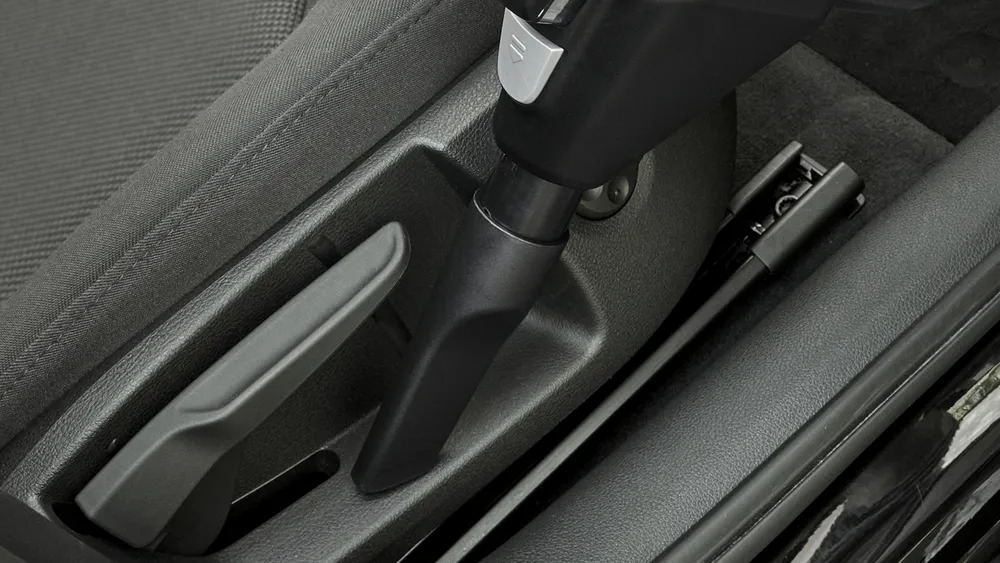 BOSCH BSS711W cordless vacuum with special nozzle for car cleaning, effectively removing dust and dirt from the interior.