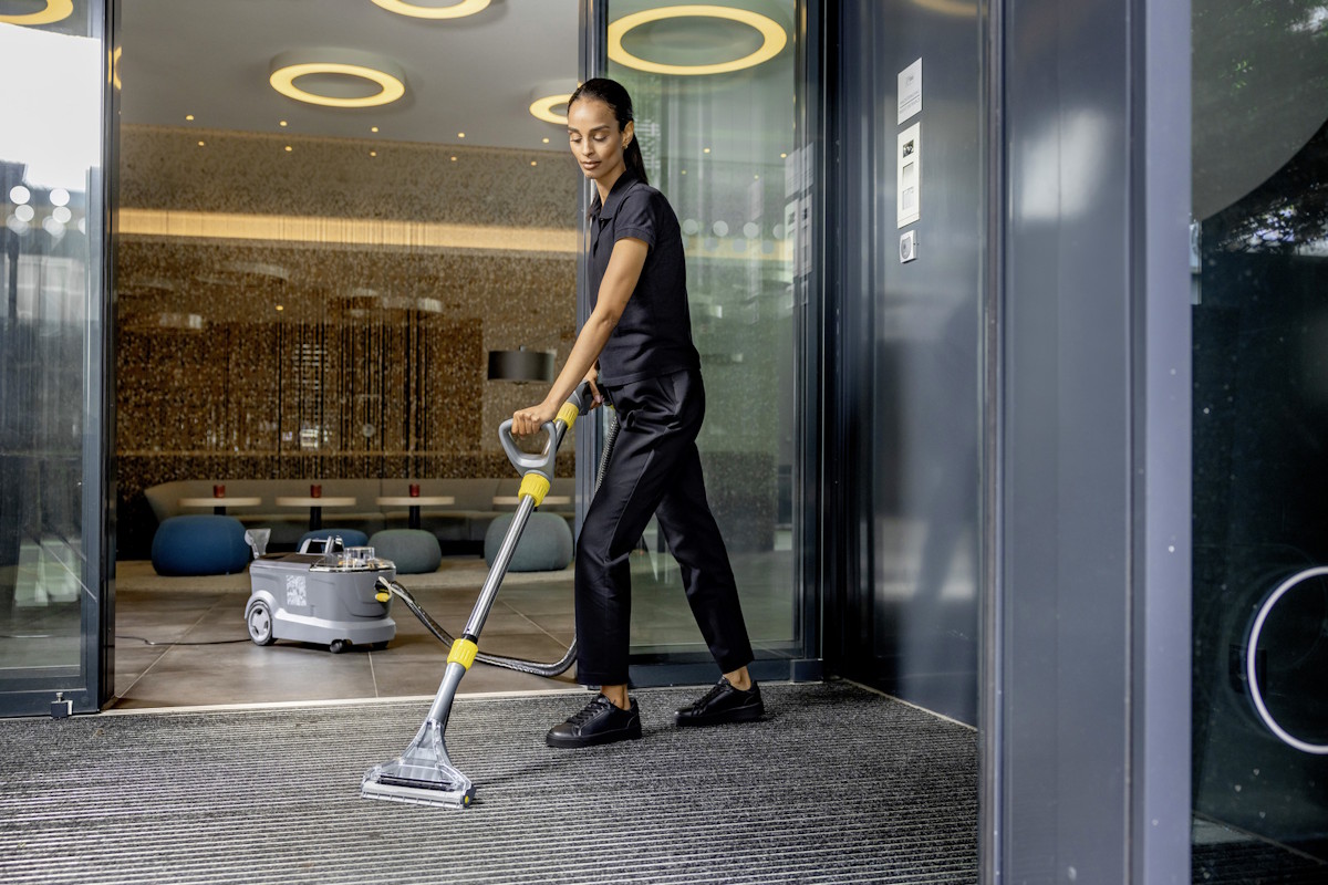 Puzzi 10/1 in use: cleaning a carpeted floor.