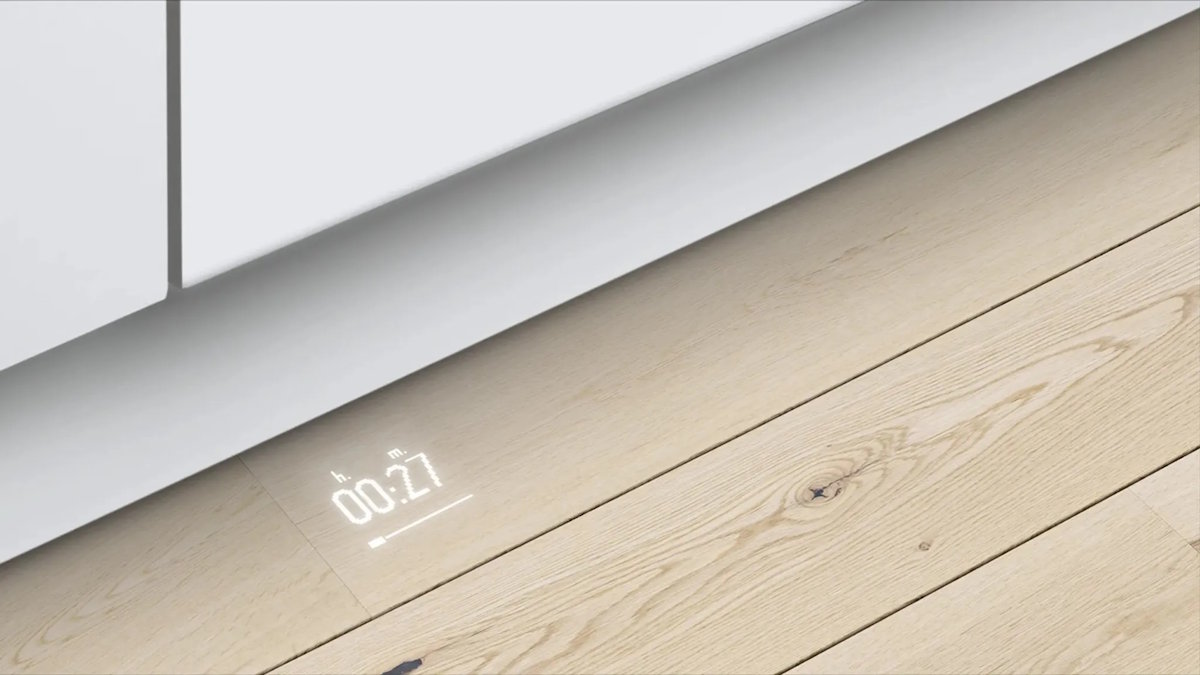 Projection of the remaining program time onto the kitchen floor with the TimeLight feature of the Bosch SMV8YCX02E.