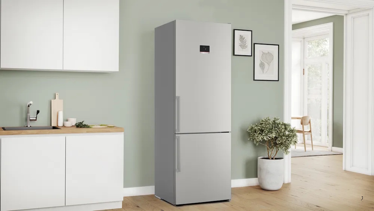 Side view of the quiet BOSCH fridge-freezer (35 dB)