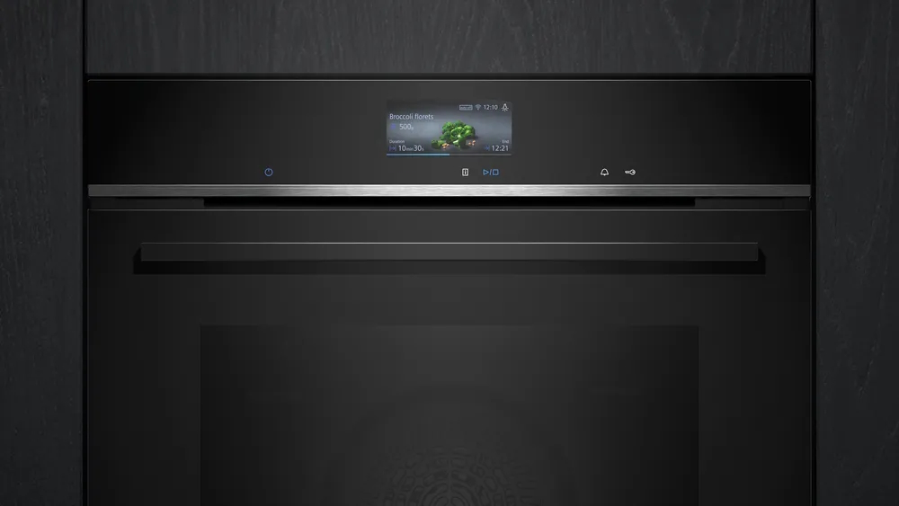Detailed view of the SIEMENS HB776G1B1 iQ700 oven's TFT touch display showing cooking settings