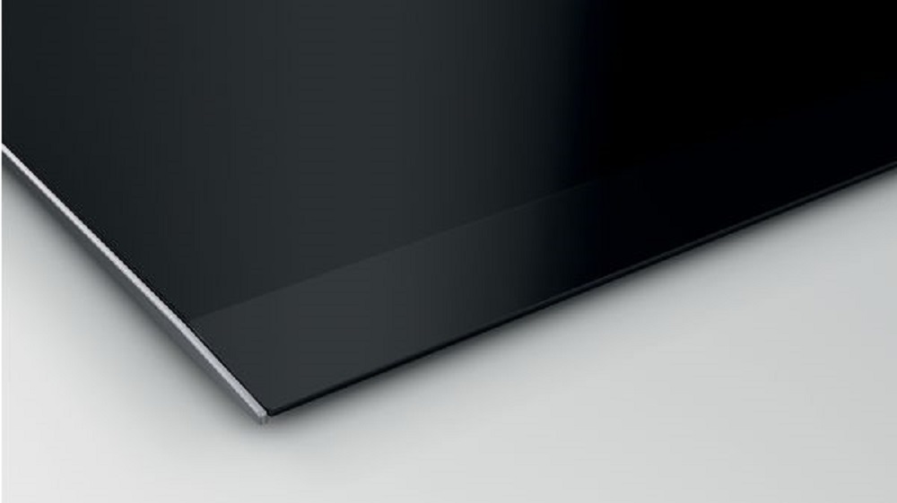 Detailed view of the precise, flat edge finish of the Siemens EX875LVC1E induction hob, enabling a seamless kitchen design.