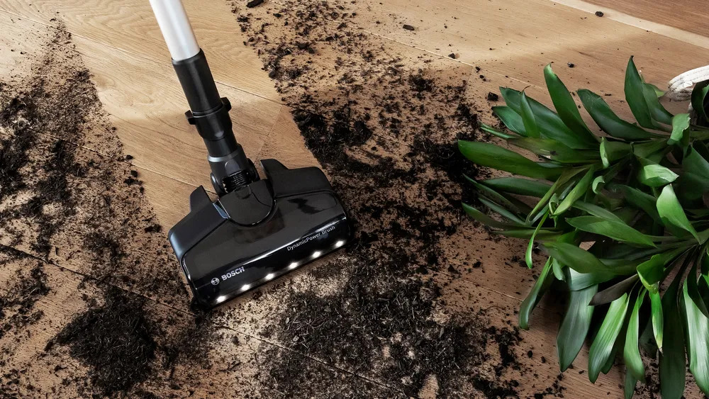 BOSCH BSS711W effortlessly cleans spilled soil from a tipped plant – ideal for quick clean-ups.