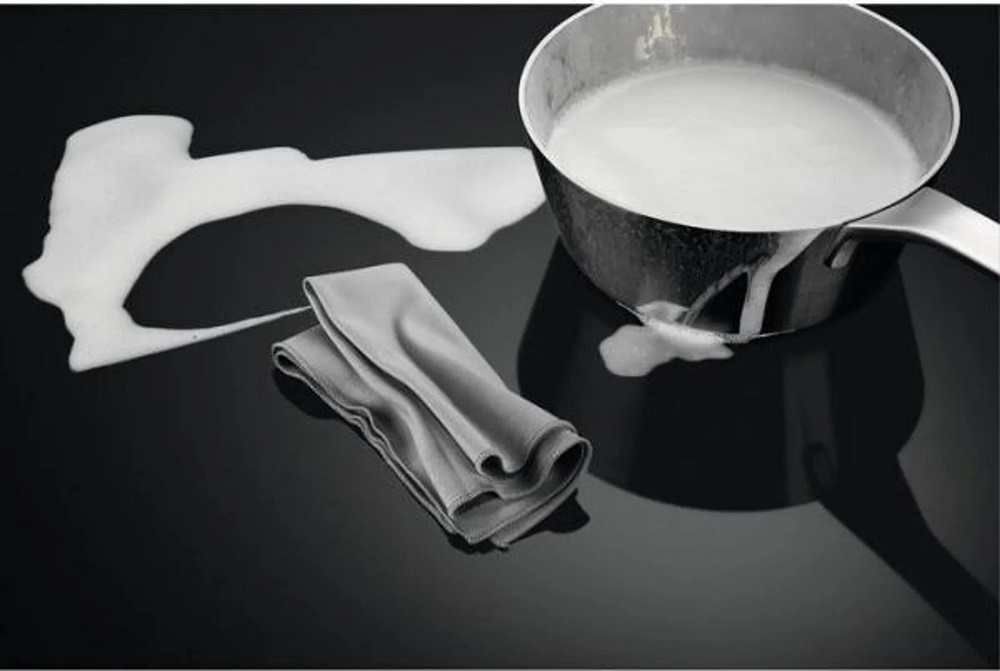 Induktionskochfeld AEG IKE84445IB nach leichtem Überkochen von Milch, leicht zu reinigen.
