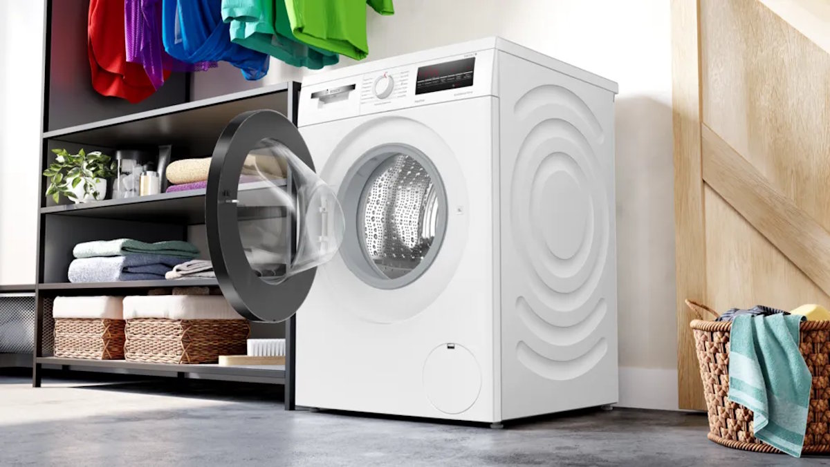 The open door of the Bosch WUU28T48 shows the VarioDrum with an 8 kg capacity.