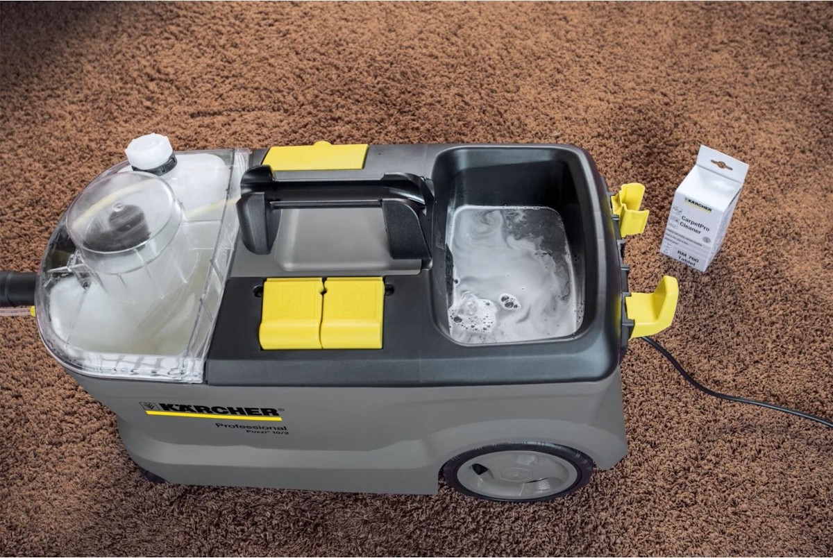 Kärcher Puzzi 10/2 Adv side view with attached hose and accessories