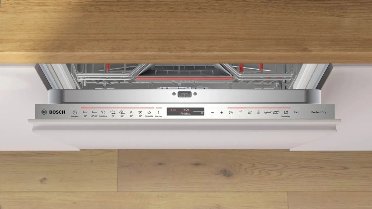 Control panel of the Bosch SMV8YCX02E with Home Connect functionality for controlling the dishwasher via smartphone or voice assistant.