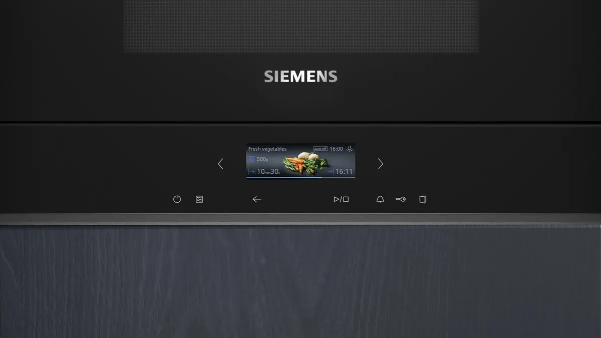 Close-up of the high-resolution TFT Touchdisplay of the Siemens iQ700 microwave.