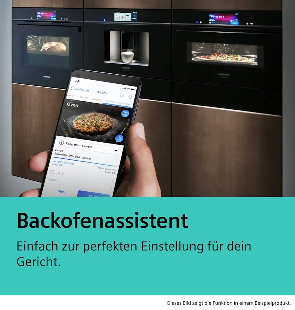 Hand holds a smartphone with the Home Connect app for the oven assistant of the SIEMENS HB776G1B1 (cookControl Pro)