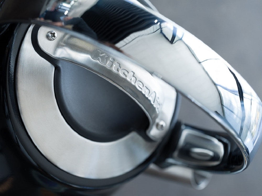 Close-up of the filling lid of the KitchenAid 5KEK1222EWH kettle in White.