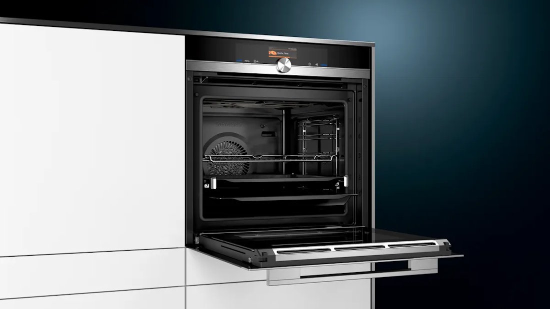 Open Siemens HB676G0S1 built-in oven with telescopic runners